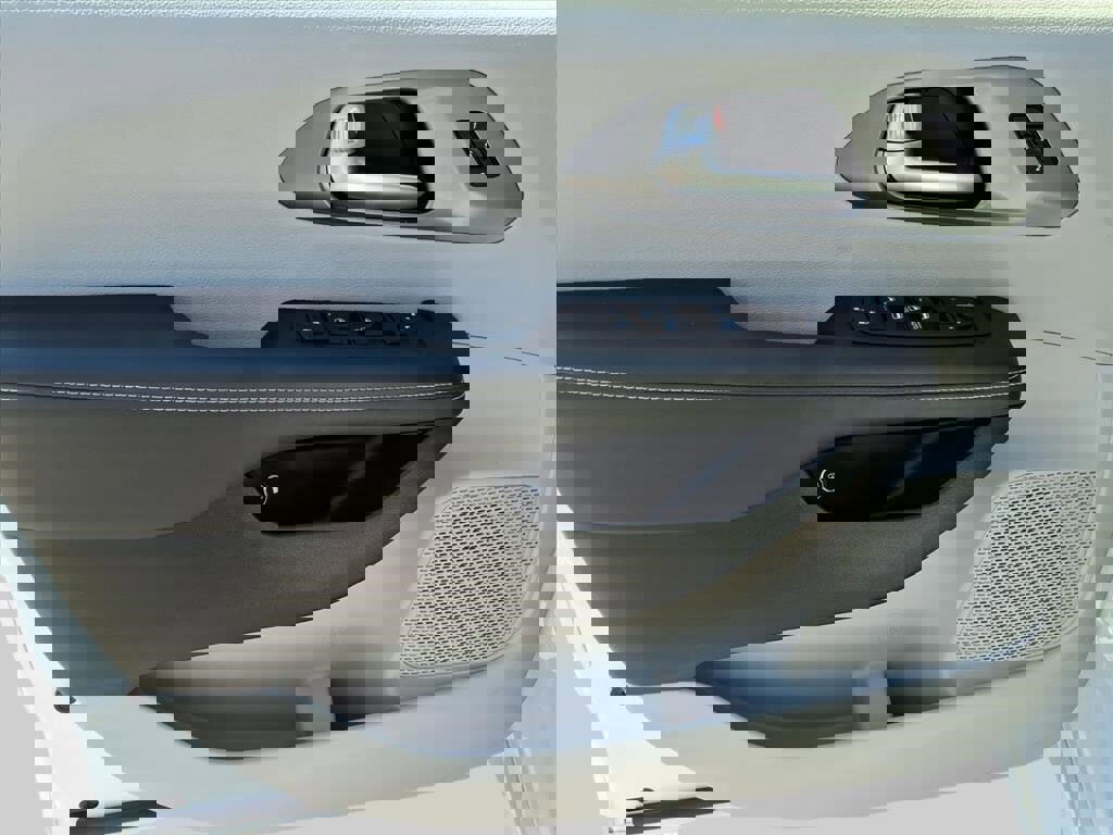 Used 2024 Chrysler Pacifica Select image 18