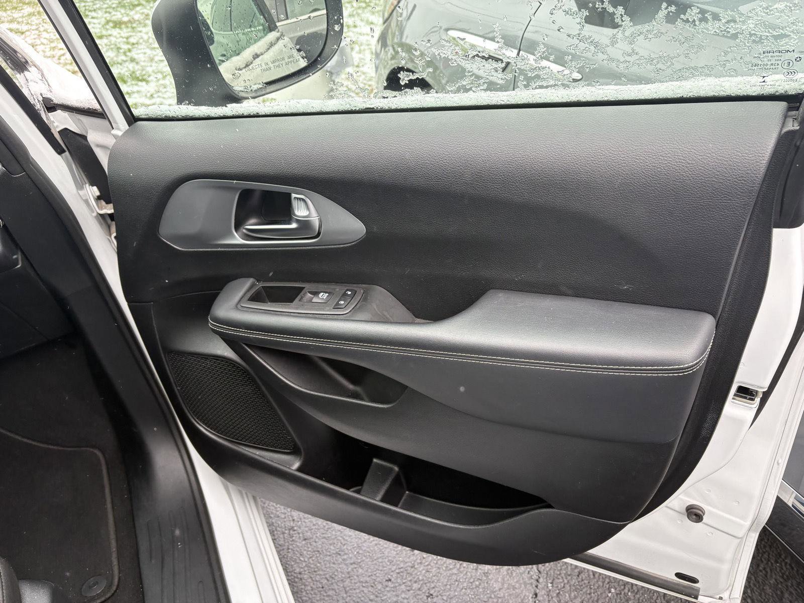 Used 2023 Chrysler Pacifica Touring image 16