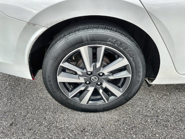 Used 2022 Nissan Versa SV FWD image 27