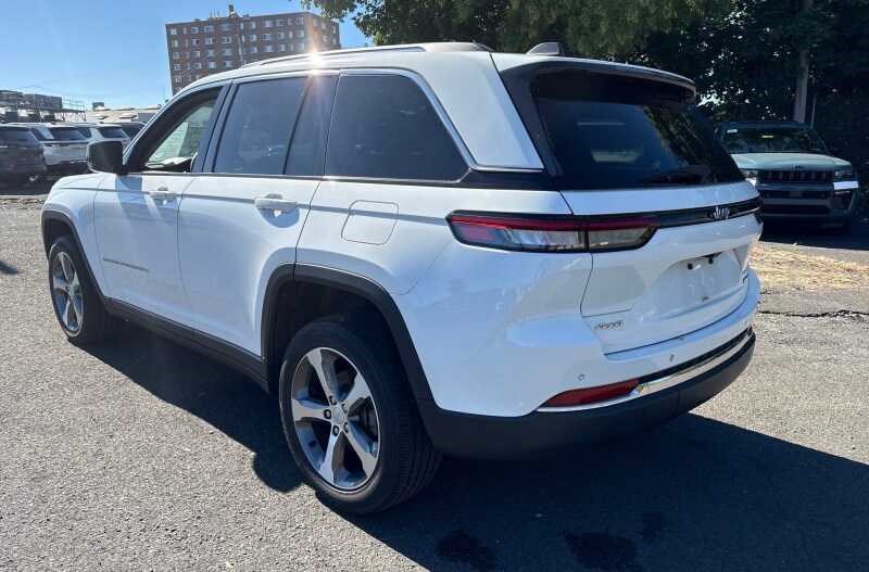 Used 2023 Jeep Grand Cherokee Limited AWD/4WD image 4