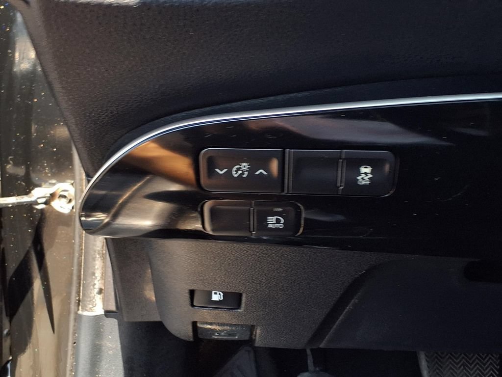 Used 2016 Toyota Prius Three Touring w/ Preferred Accessory Package FWD image 14
