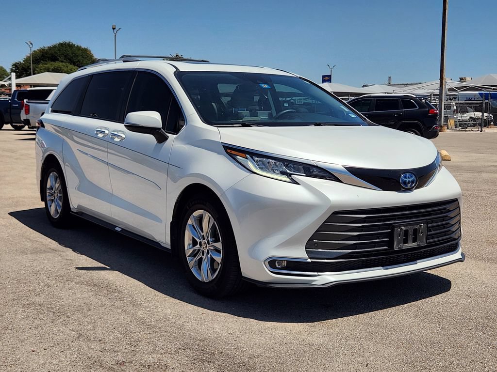 Used 2022 Toyota Sienna Limited FWD image 3