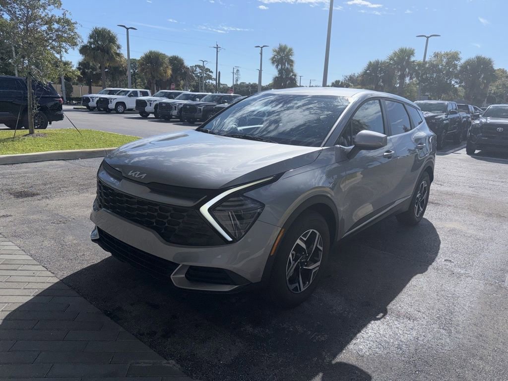 Used 2025 Kia Sportage LX image 3