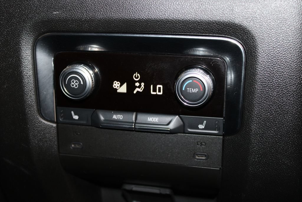 Used 2025 GMC Yukon XL Denali AWD/4WD image 37