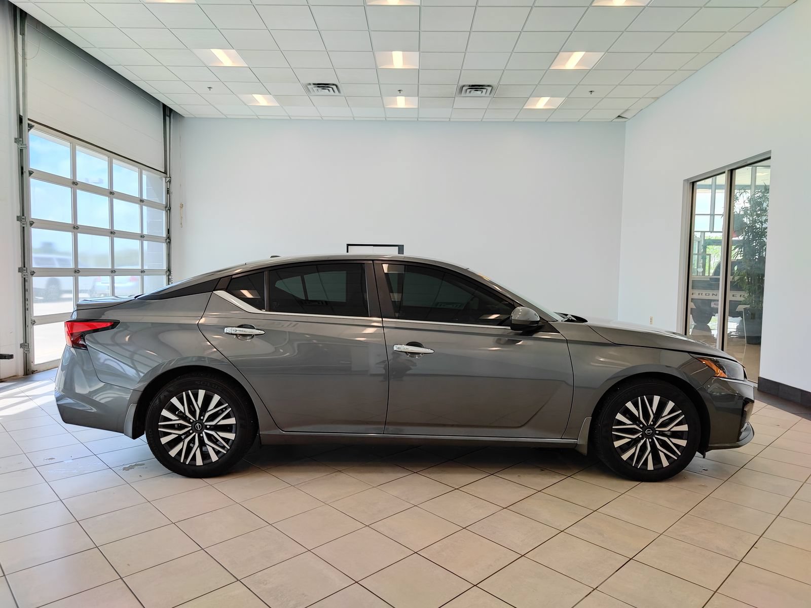 Used 2025 Nissan Altima 2.5 SV w/ SV Premium Package FWD image 2