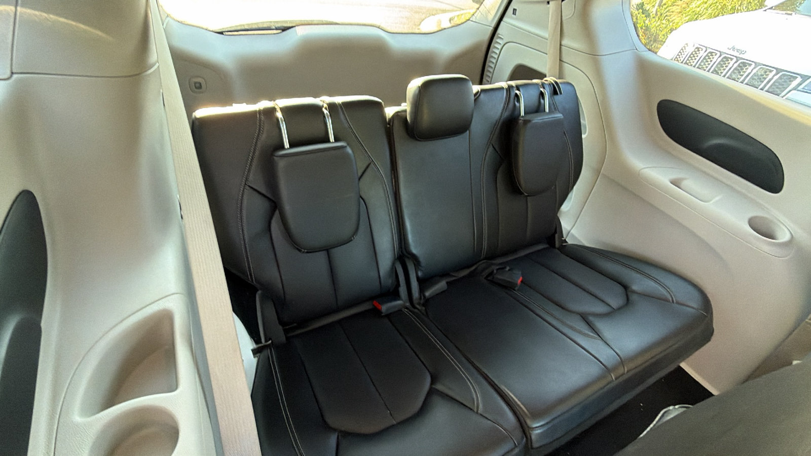 Used 2024 Chrysler Pacifica Touring-L FWD image 21