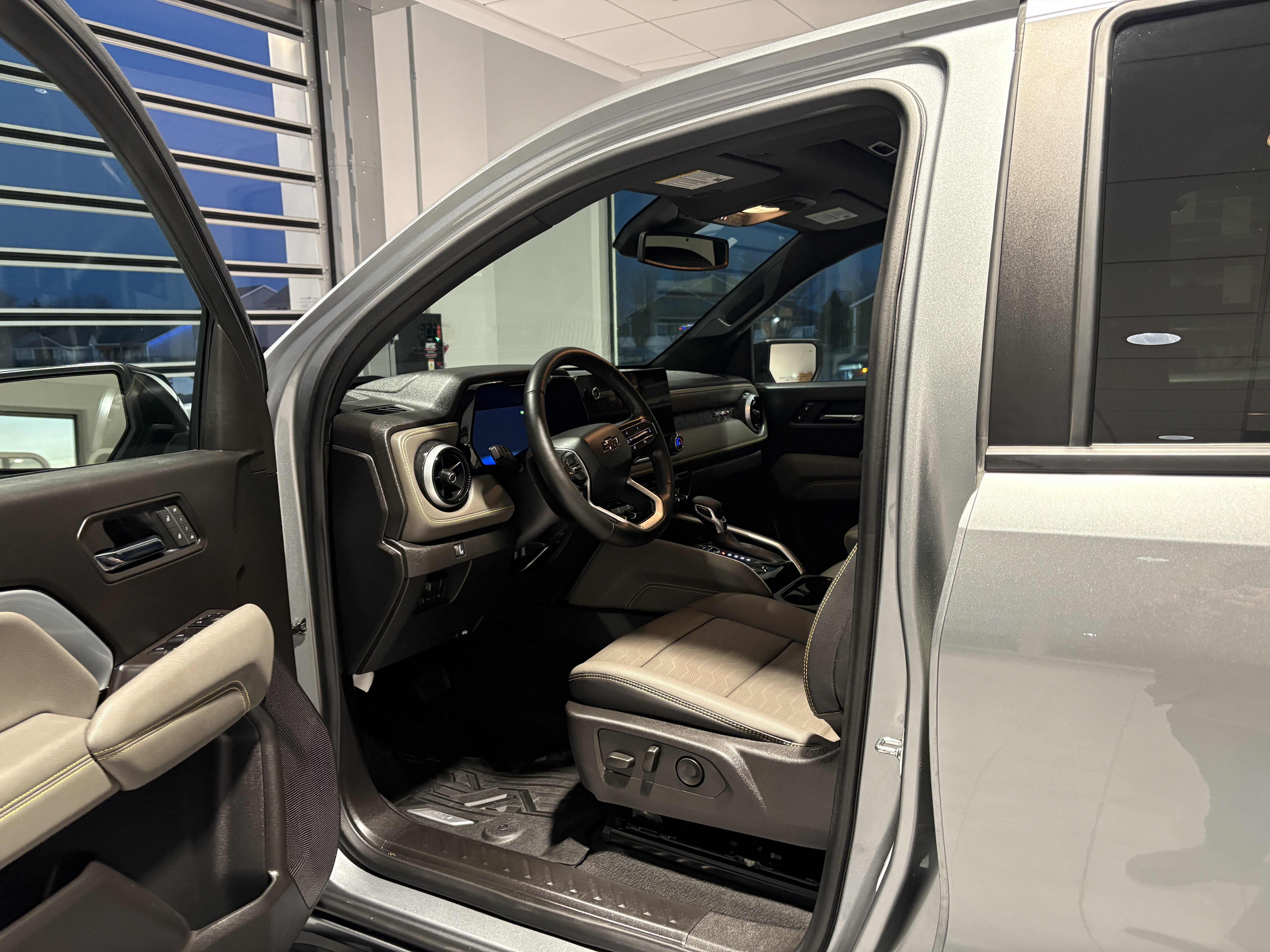 Used 2025 Chevrolet Colorado ZR2 w/ Midnight Edition image 9