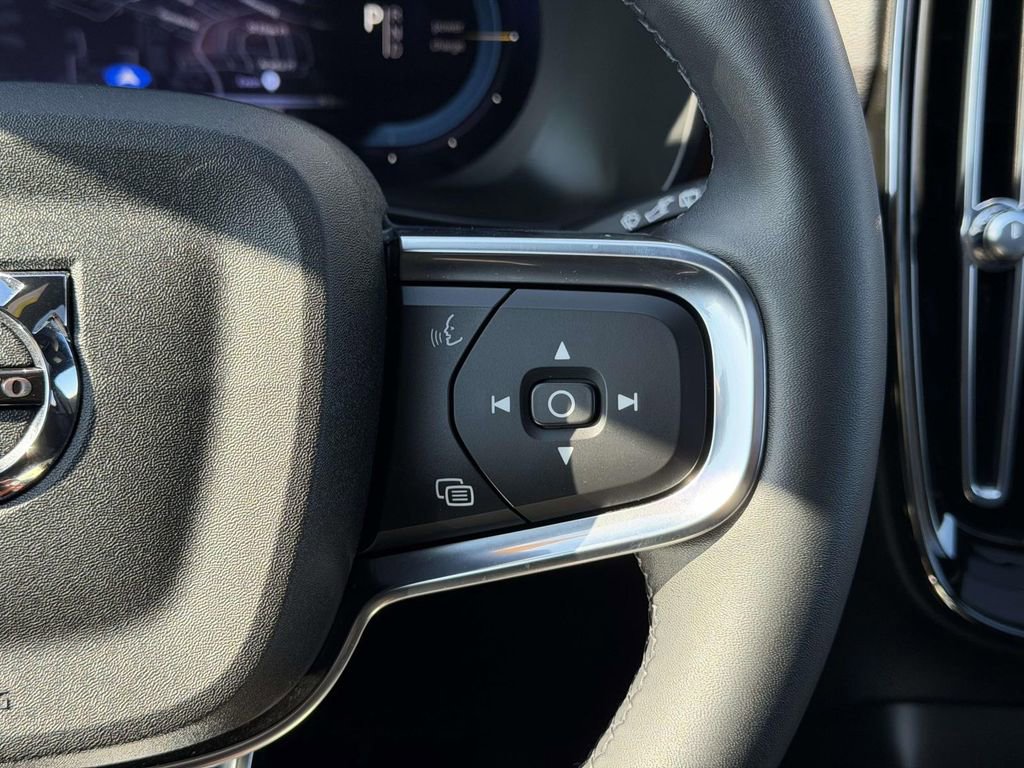 Used 2023 Volvo XC40 Recharge Plus image 9