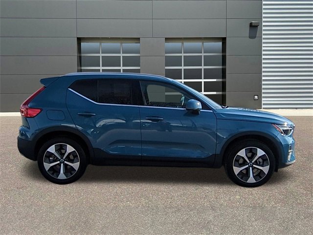 Used 2025 Volvo XC40 B5 Plus image 8