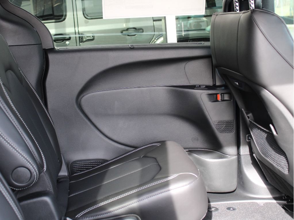 New 2026 Chrysler Pacifica Select image 30