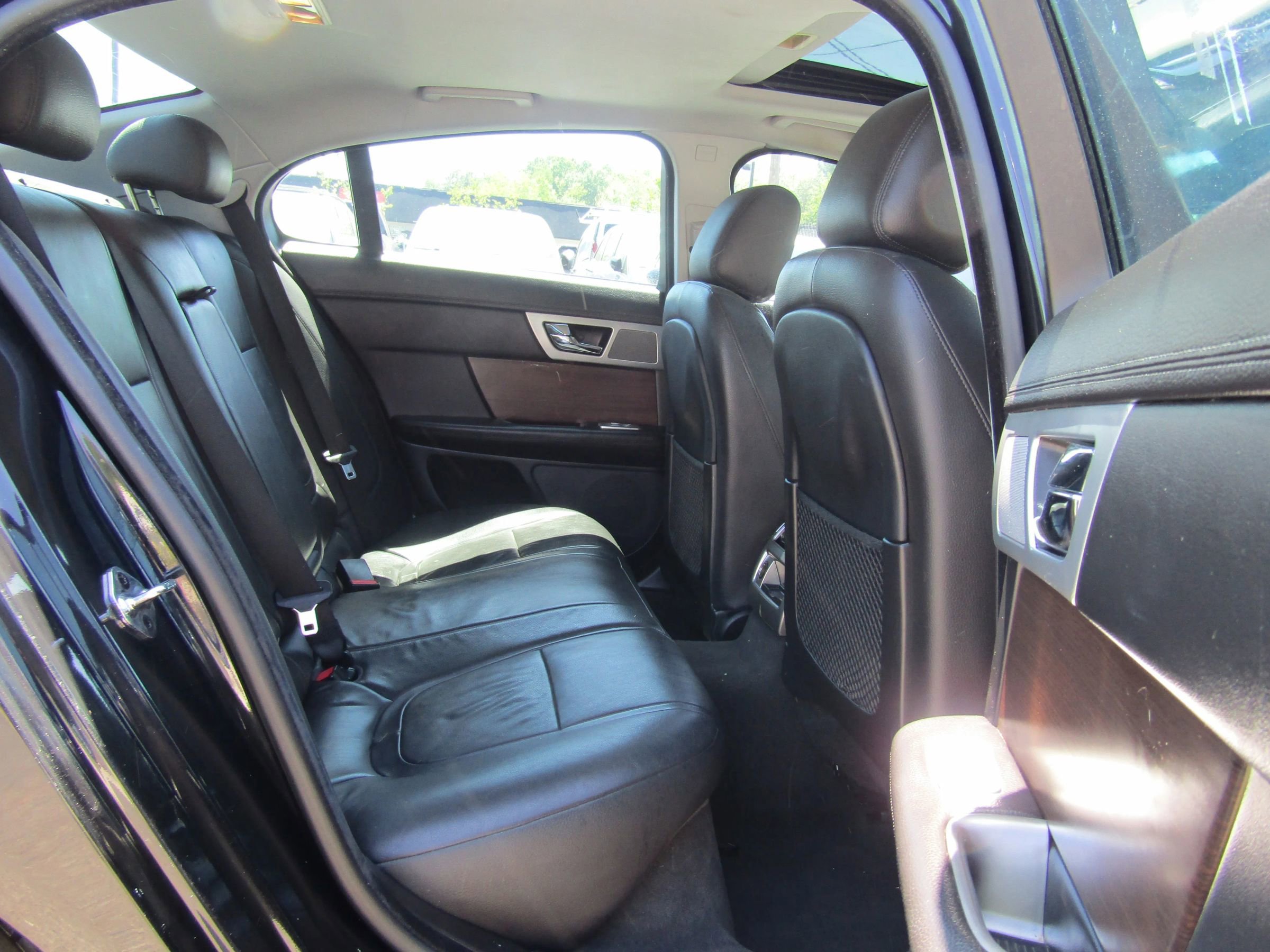 Used 2014 Jaguar XF RWD image 11