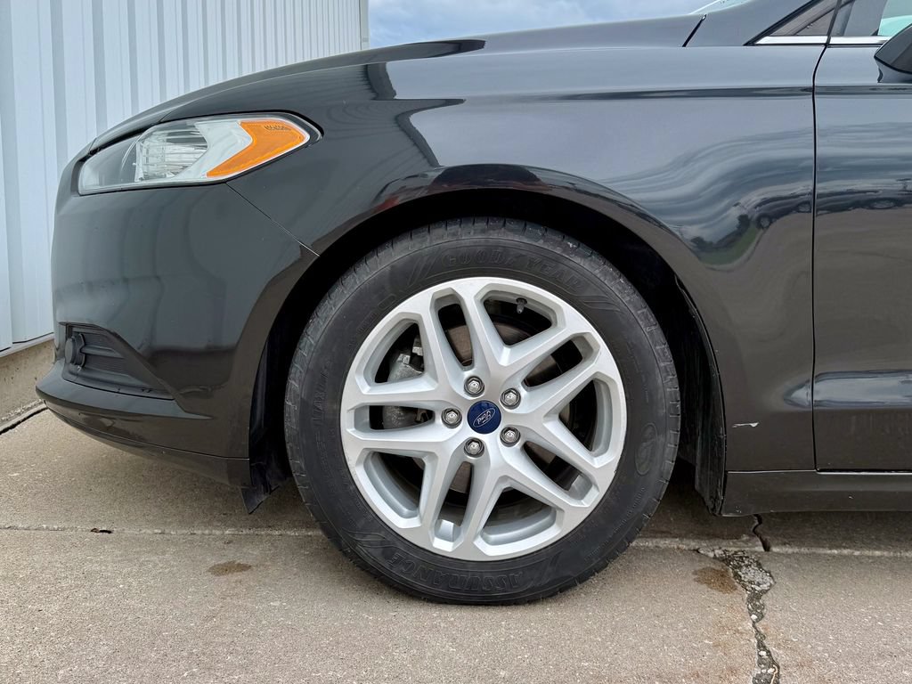 Used 2015 Ford Fusion SE FWD image 33