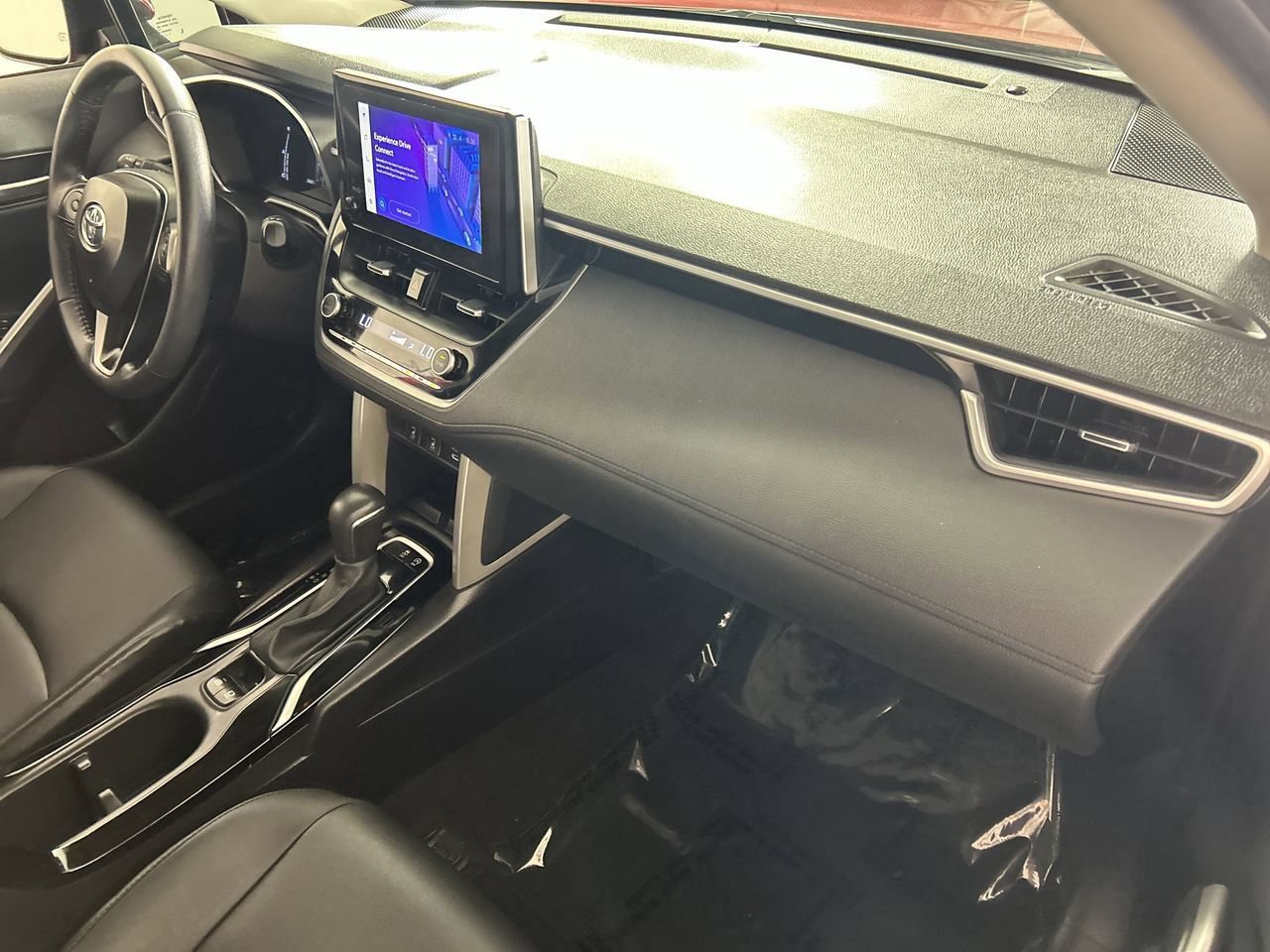 Used 2024 Toyota Corolla Cross XLE w/ Convenience Package FWD image 28