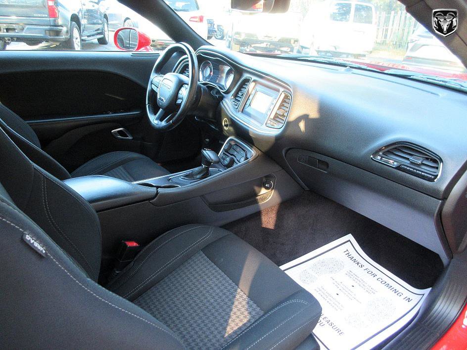 Used 2016 Dodge Challenger SXT image 19