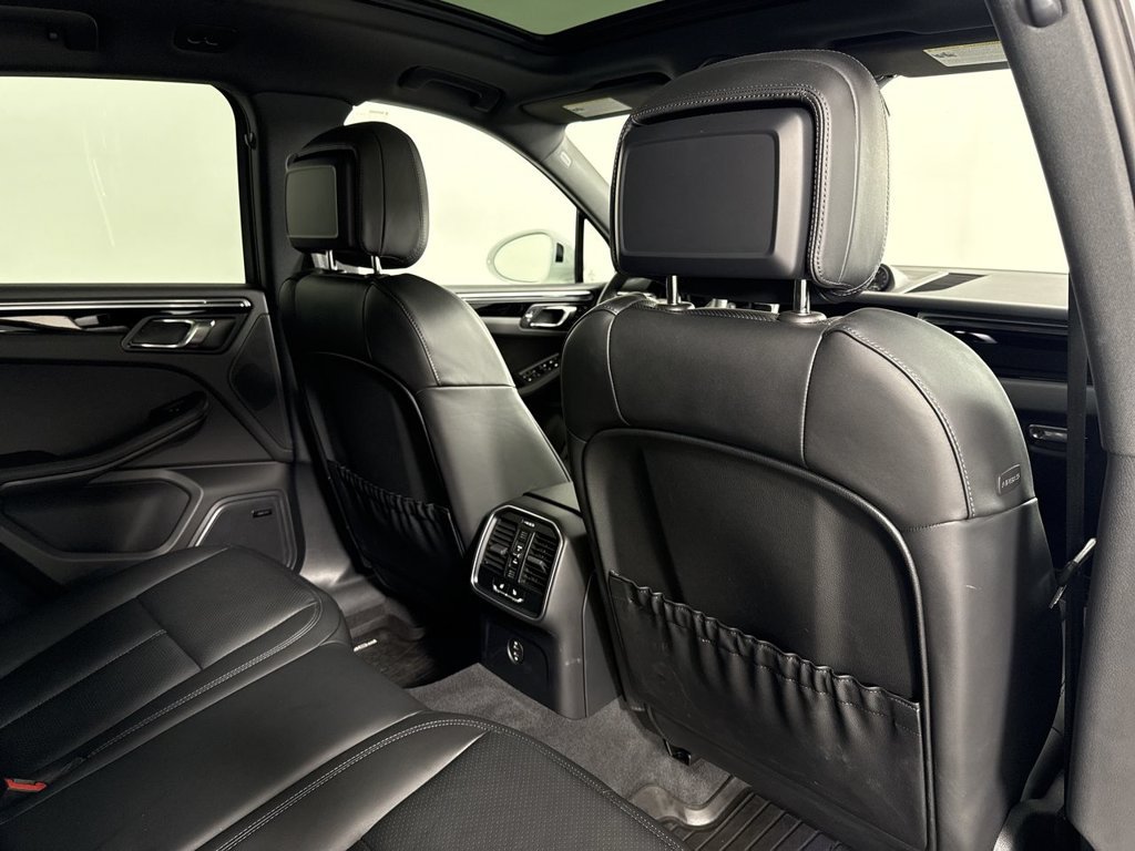 Certified 2025 Porsche Macan AWD/4WD image 25