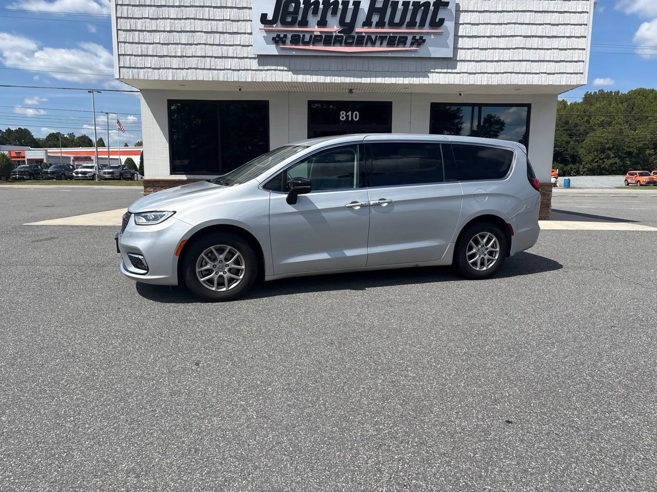 Used 2024 Chrysler Pacifica Touring-L FWD image 1