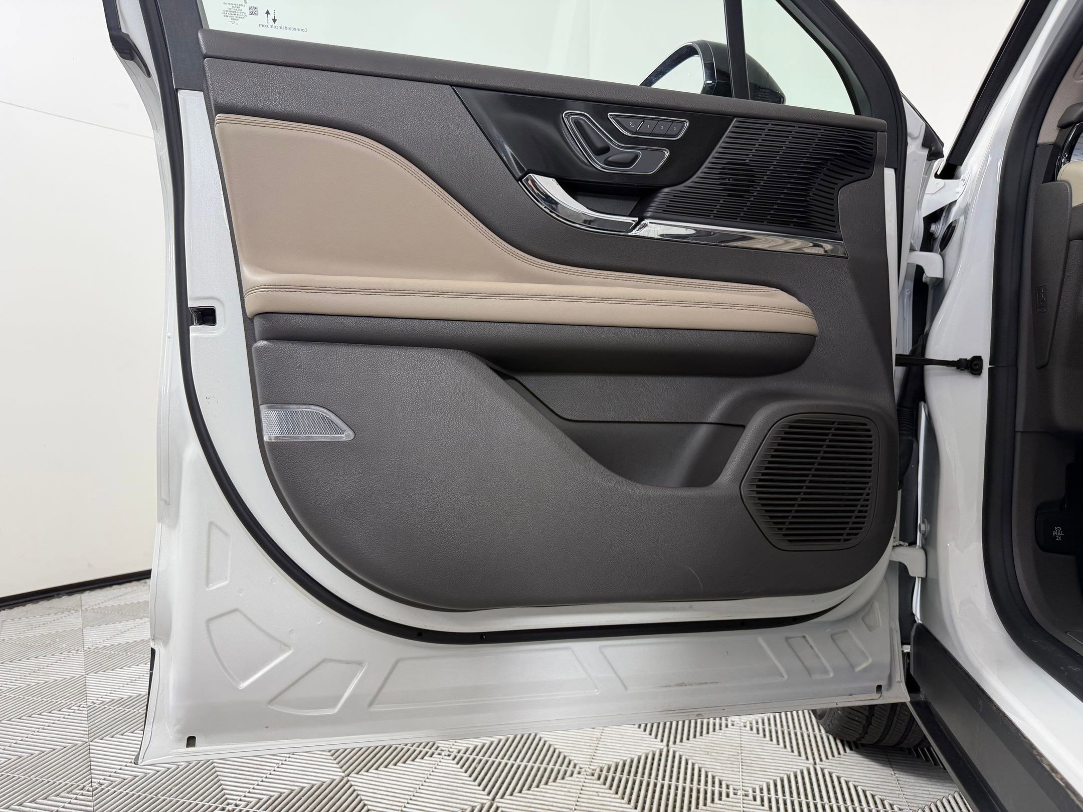 Used 2022 Lincoln Corsair AWD w/ Equipment Group 101A image 22