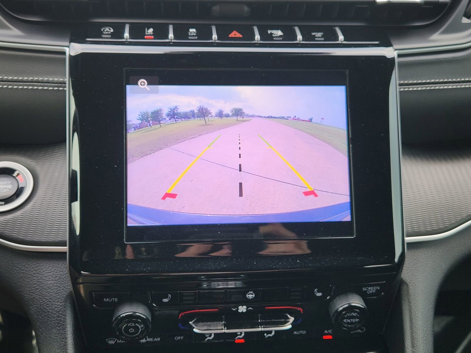 Used 2025 Jeep Grand Cherokee 4WD image 21