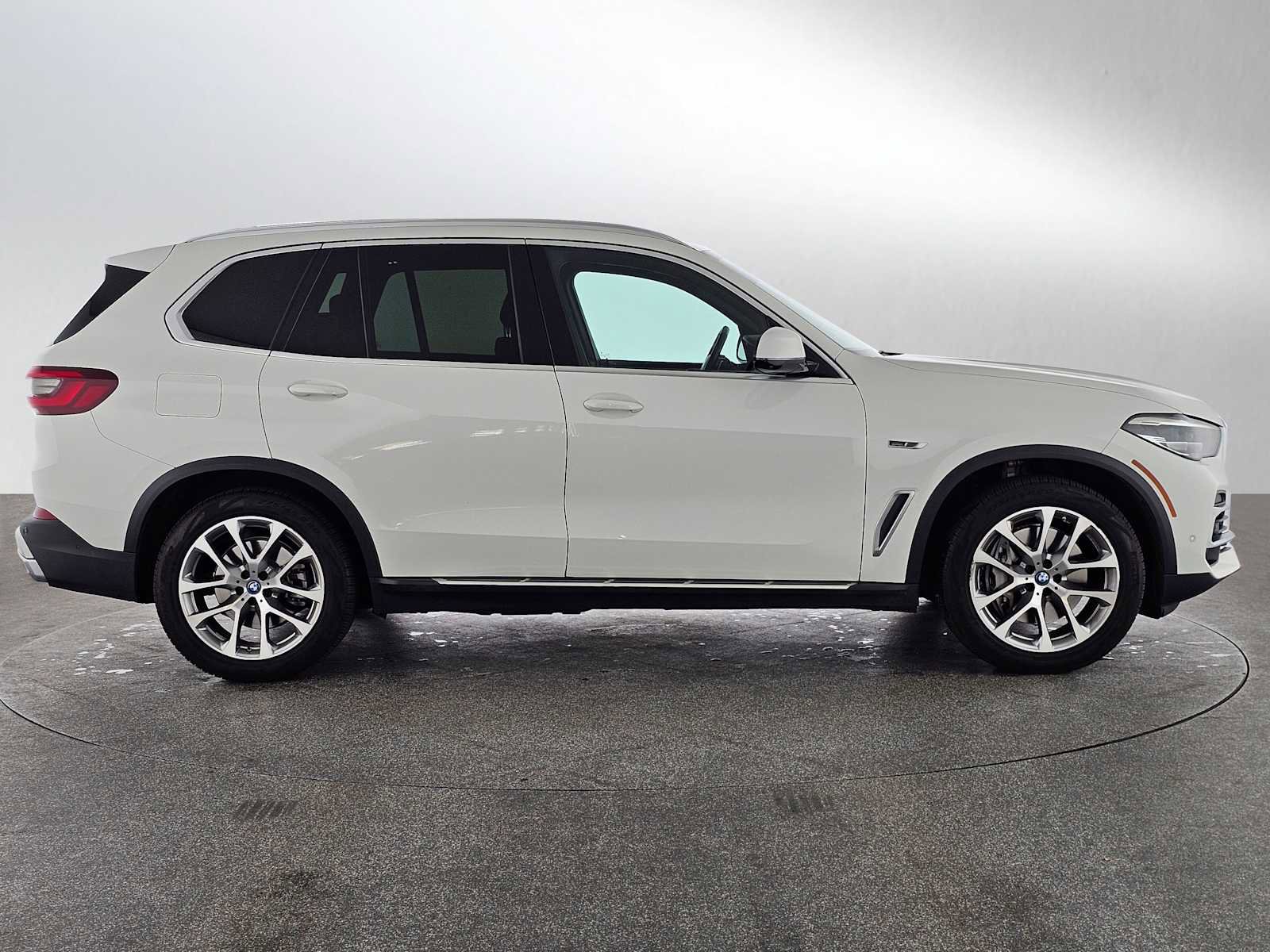 Used 2023 BMW X5 xDrive45e image 3