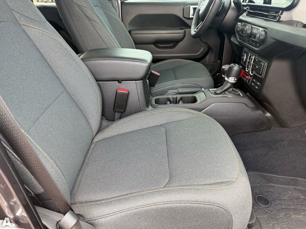 Used 2025 Jeep Wrangler Willys image 30
