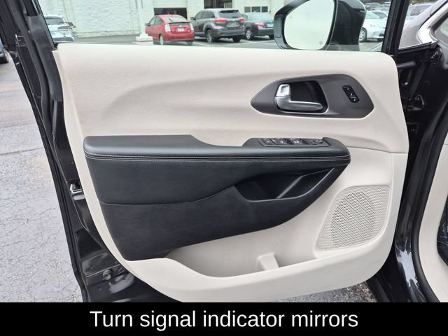 Used 2022 Chrysler Pacifica Touring-L FWD image 13