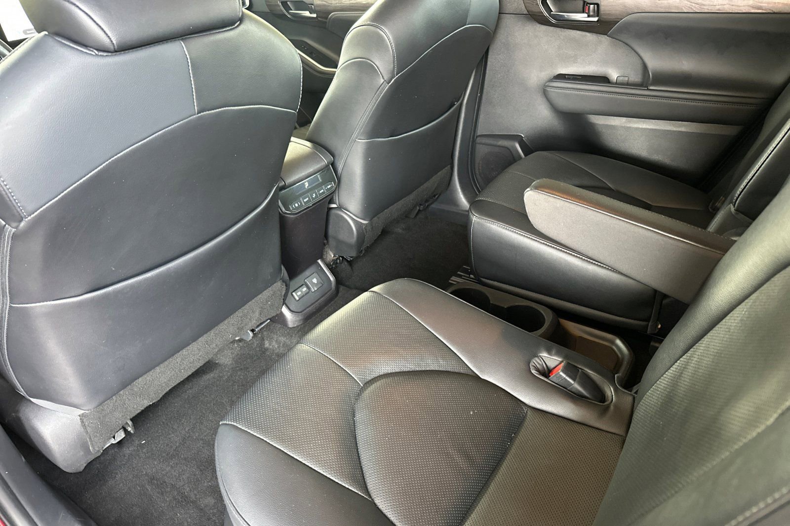 Used 2023 Toyota Highlander Limited image 14