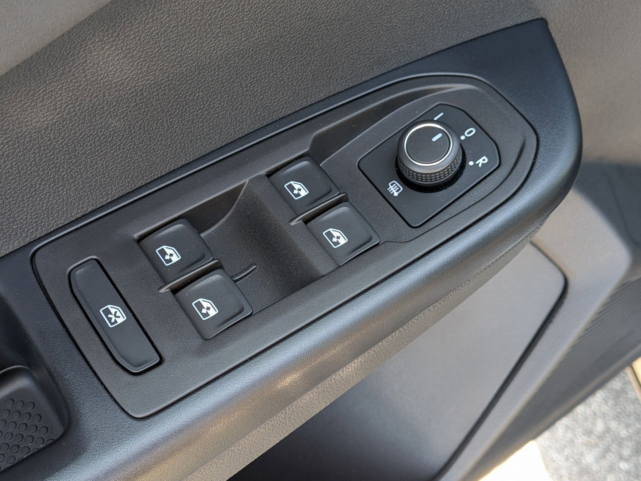 Used 2025 Volkswagen Taos SE image 13