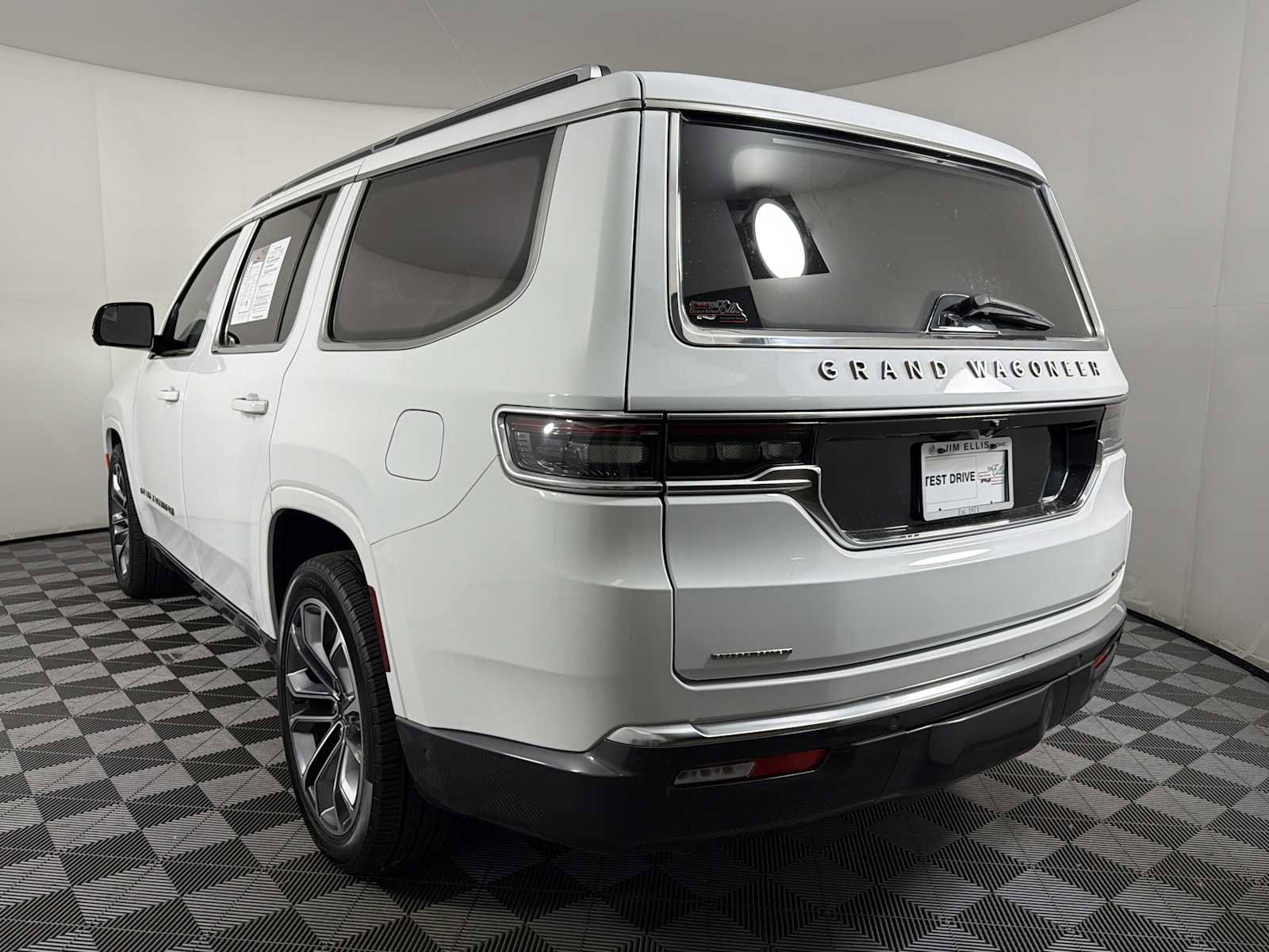Used 2022 Jeep Grand Wagoneer Series III w/ Rear Seat Video Group 1 image 4