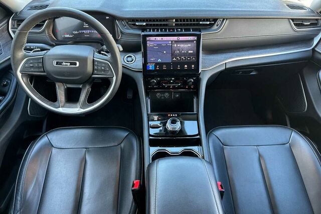 Used 2023 Jeep Grand Cherokee Limited image 10