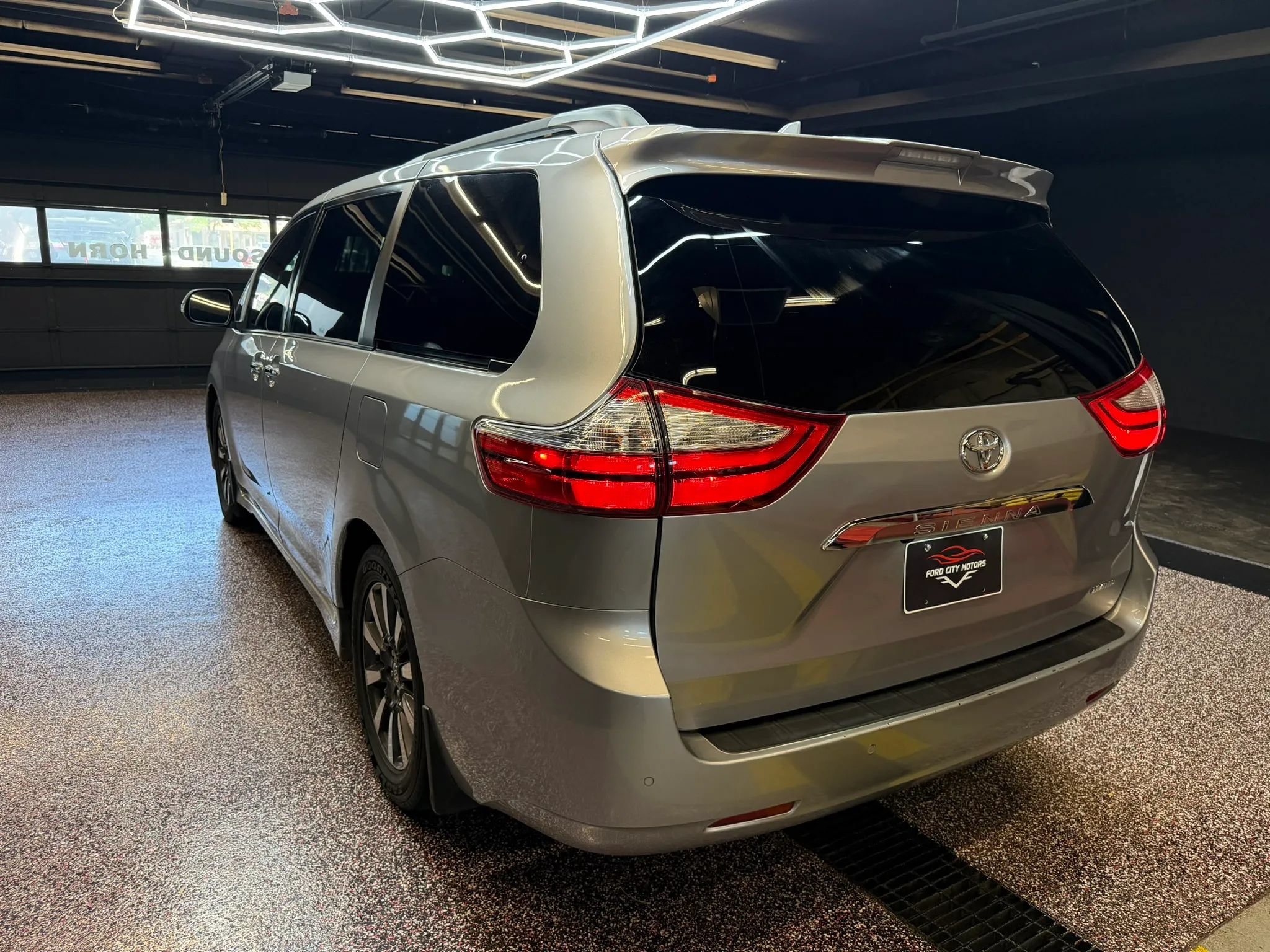 Used 2018 Toyota Sienna Limited Premium FWD image 5