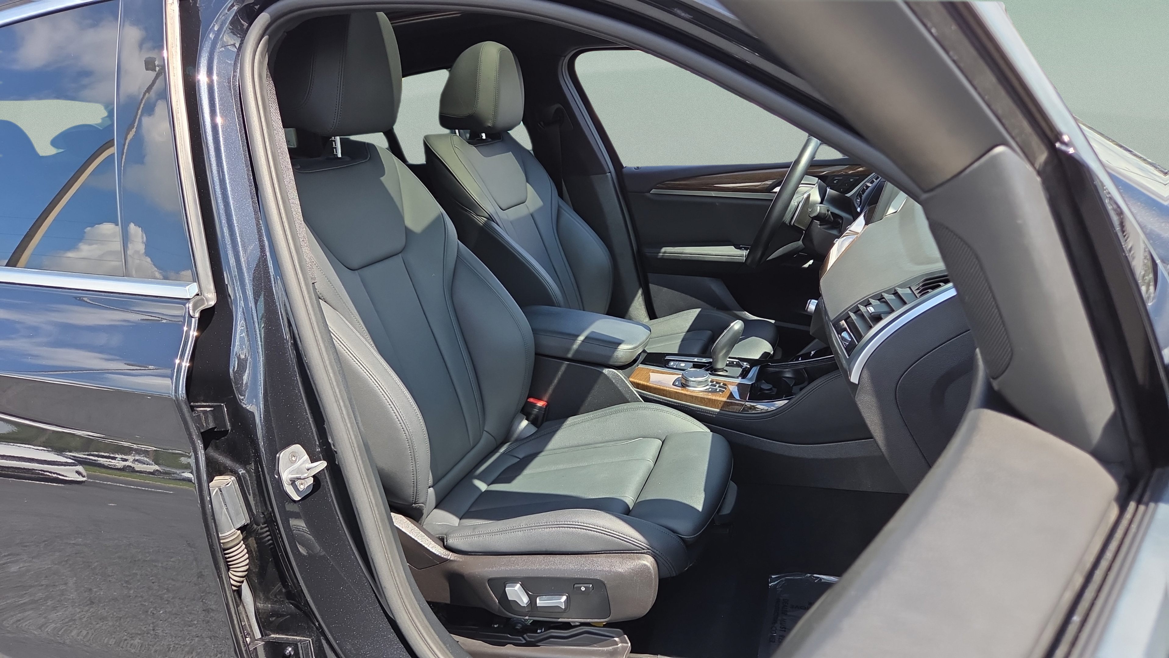 Used 2019 BMW X4 xDrive30i w/ Driving Assistance Package AWD/4WD image 17