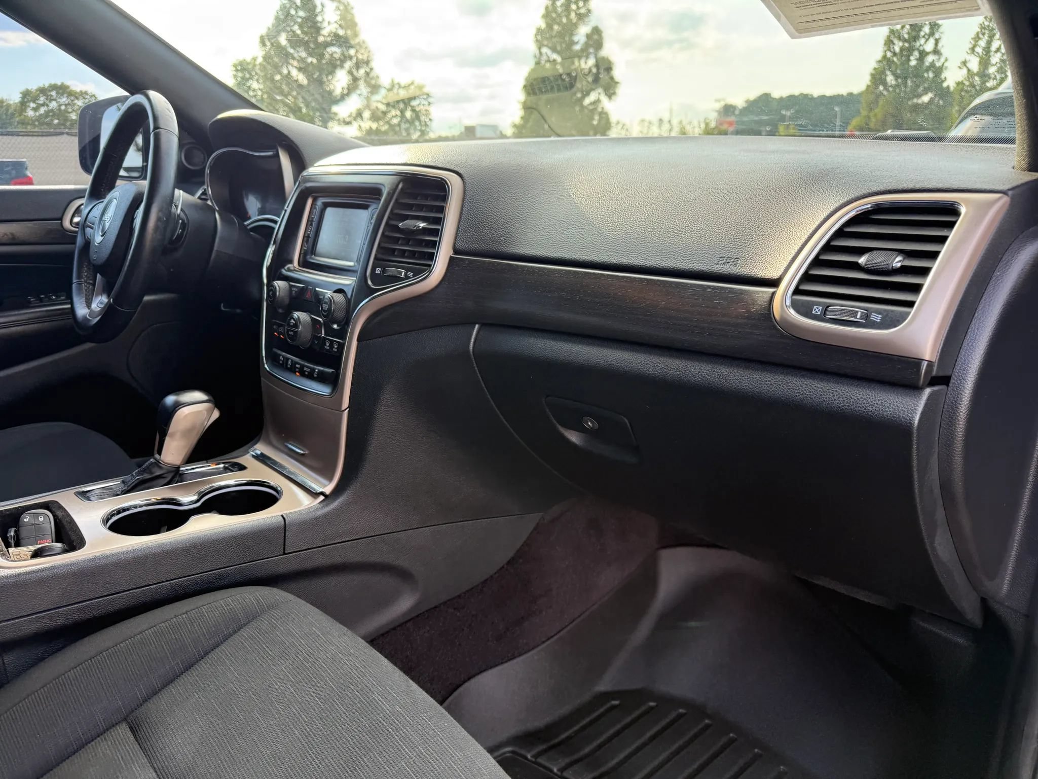 Used 2017 Jeep Grand Cherokee Laredo AWD/4WD image 19