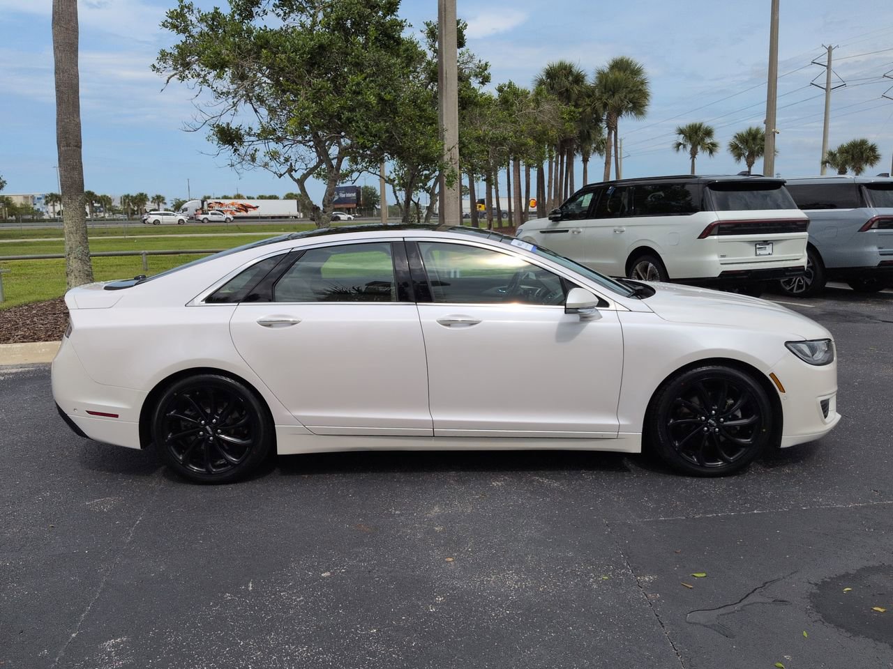Certified 2020 Lincoln MKZ Reserve w/ Monochromatic Package AWD/4WD image 3