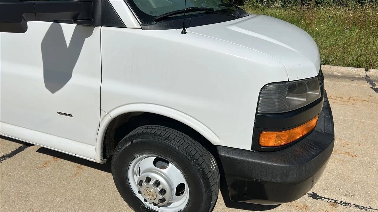 Used 2019 Chevrolet Express 3500 Extended w/ Driver Convenience Package RWD image 4
