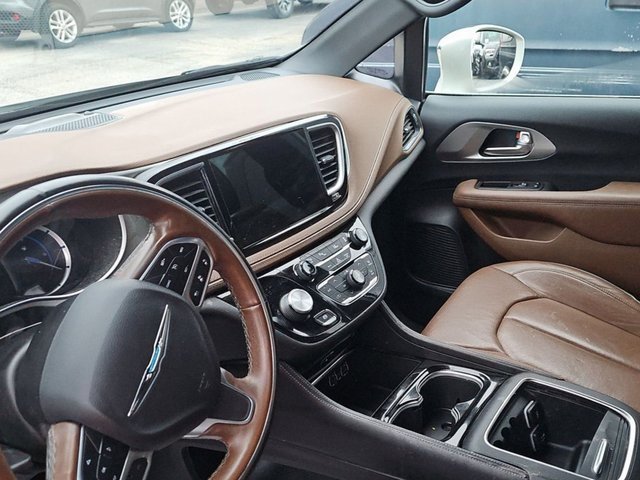 Used 2021 Chrysler Pacifica Limited w/ Uconnect Theater Family Group image 6