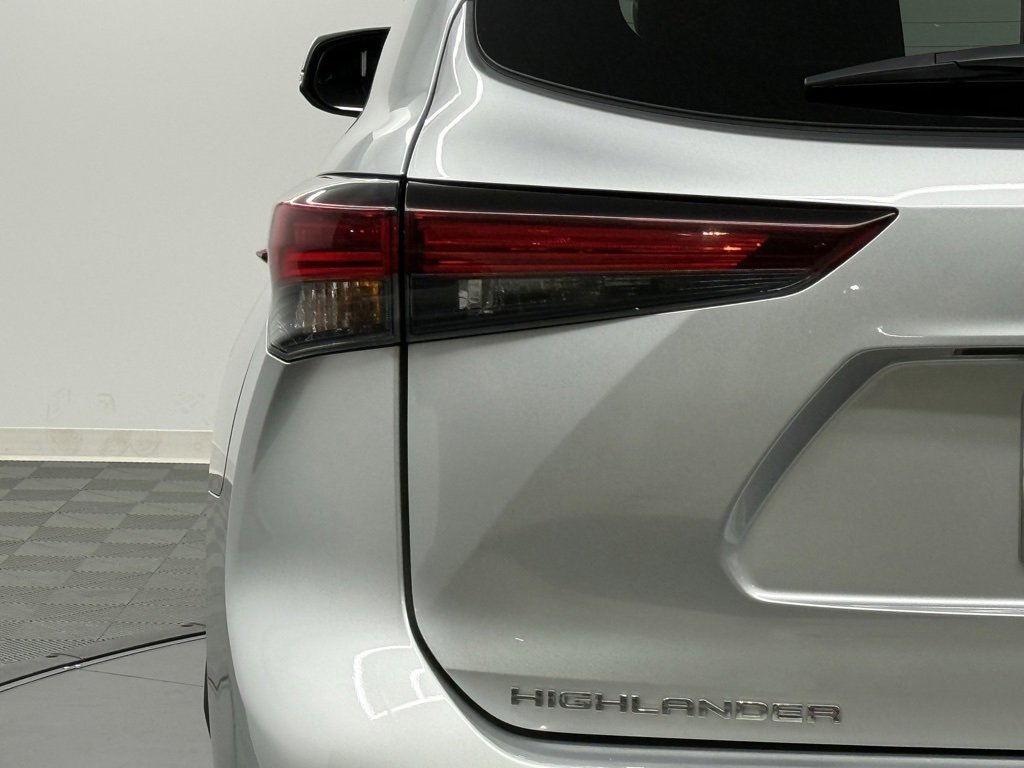 Used 2024 Toyota Highlander LE image 9
