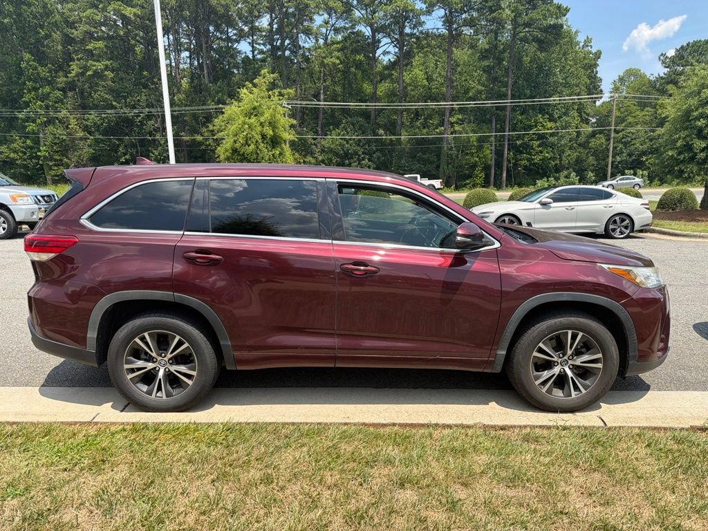 Used 2017 Toyota Highlander Plus FWD image 3