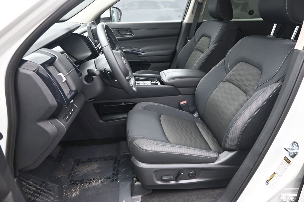 Used 2025 Nissan Pathfinder SV AWD/4WD image 16