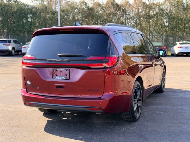 Used 2023 Chrysler Pacifica Limited w/ S Appearance Package image 4