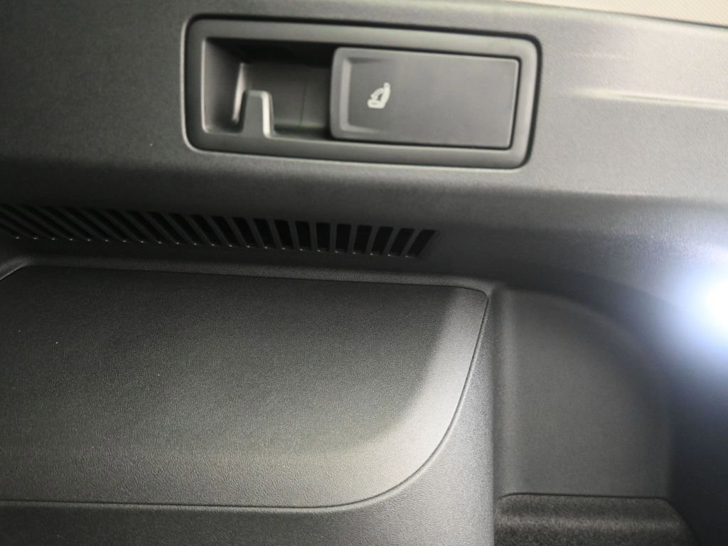 Used 2025 Volkswagen Tiguan SE image 24