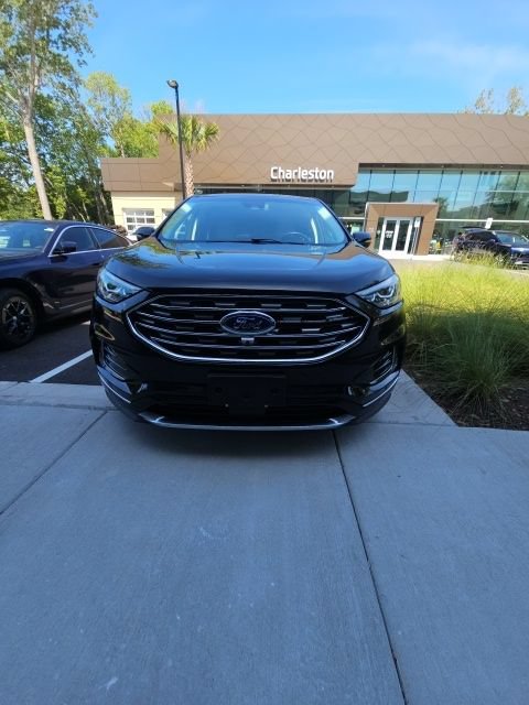 Used 2019 Ford Edge Titanium w/ Equipment Group 301A FWD image 2