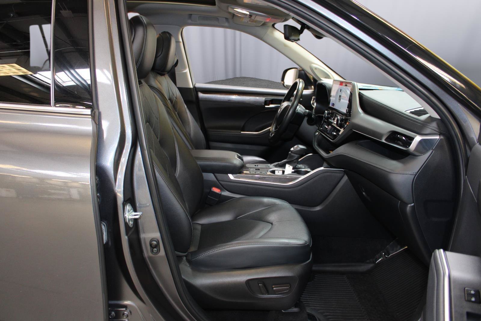 Used 2024 Toyota Highlander Platinum AWD/4WD image 41