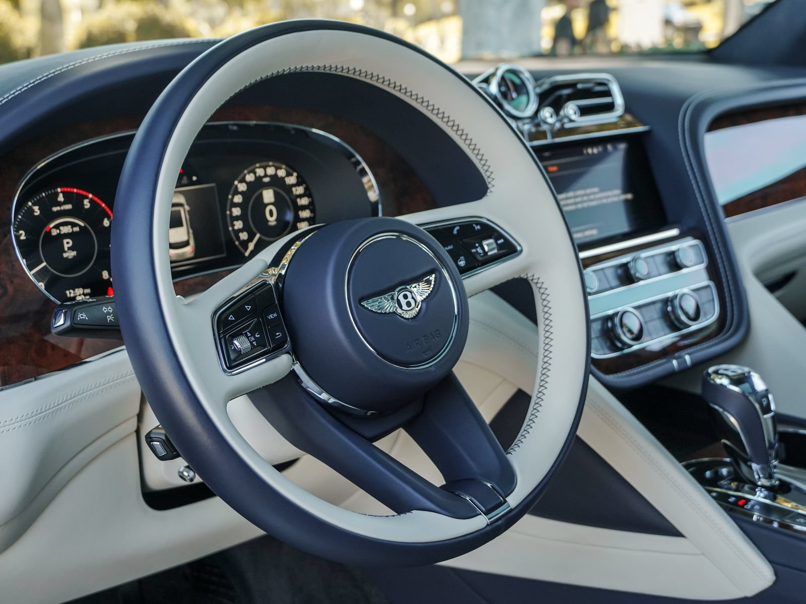 Used 2024 Bentley Bentayga AWD/4WD image 16