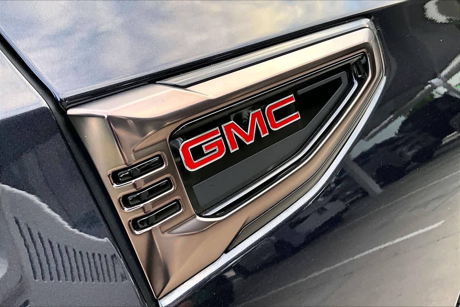 Used 2025 GMC Yukon AT4 Ultimate w/ LPO, Floor Liner Package AWD/4WD image 33