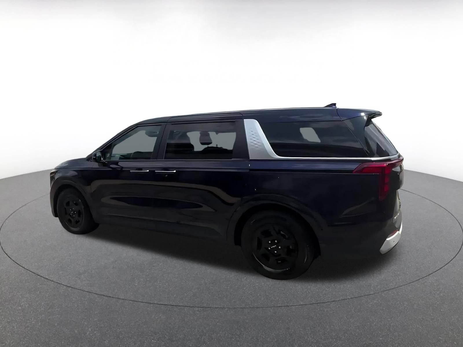 Used 2026 Kia Carnival FWD image 9