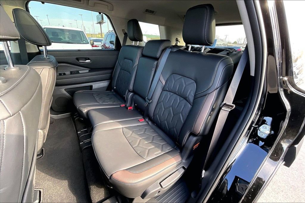 New 2026 Nissan Pathfinder Platinum w/ Cargo Package image 15