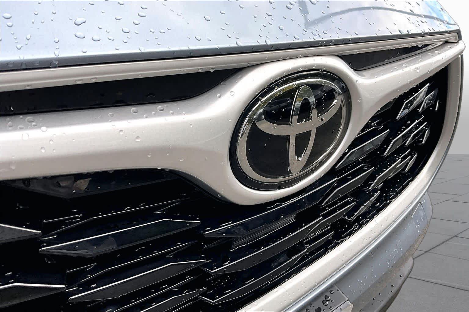 Used 2021 Toyota Highlander LE AWD/4WD image 28