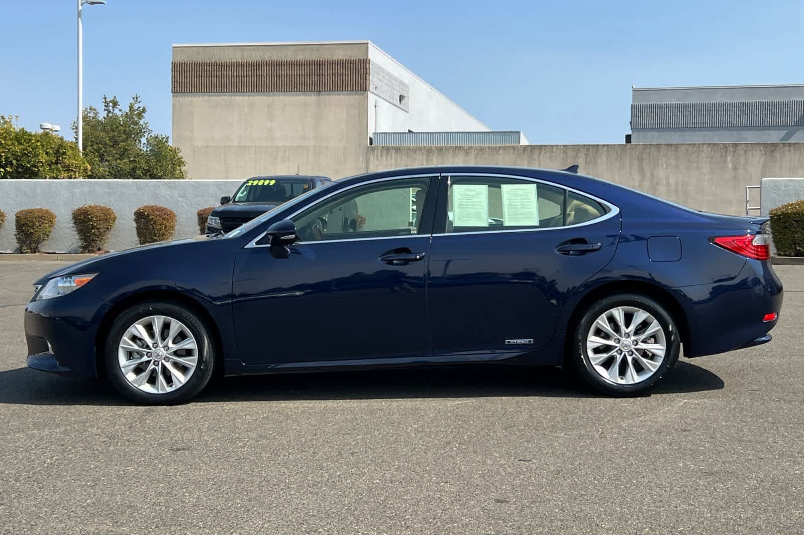 Used 2014 Lexus ES 300h w/ Premium Package w/Bamboo Trim FWD image 9