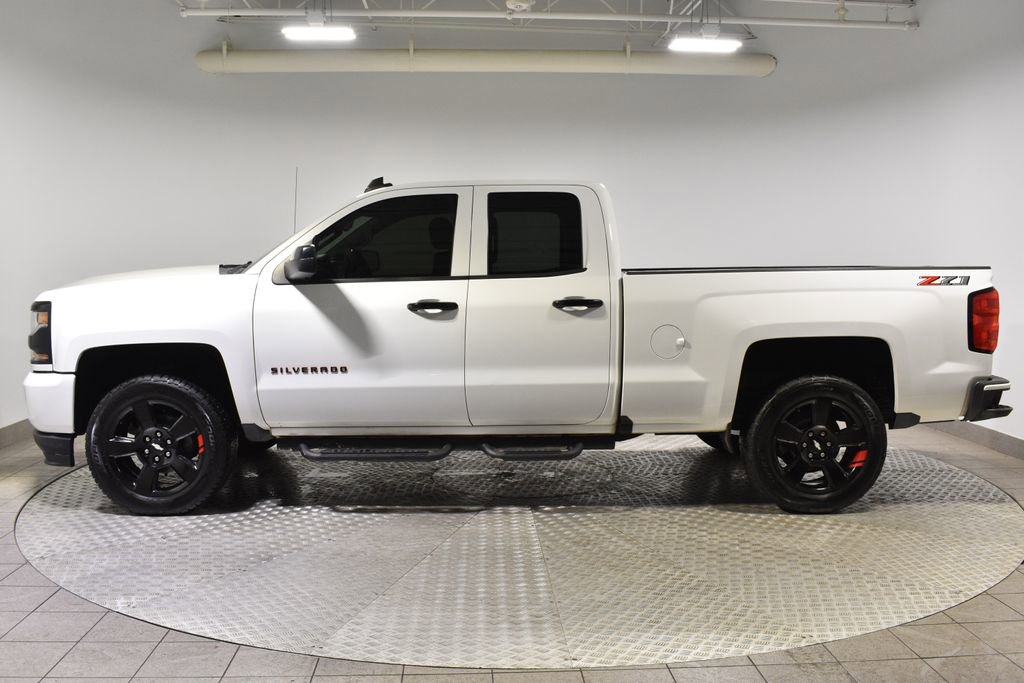Used 2018 Chevrolet Silverado 1500 LT w/ Redline Edition image 2