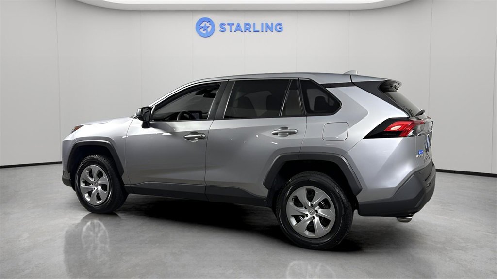 Used 2022 Toyota RAV4 LE image 4